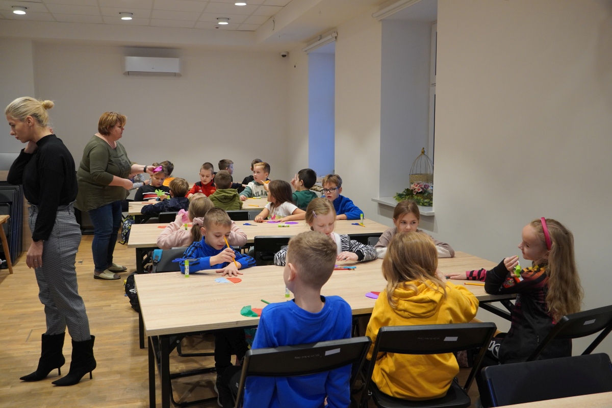 Warsztaty etnograficzne w Muzeum Kultury Kurpiowskiej [28.11.2023] - zdjęcie #37 - eOstroleka.pl