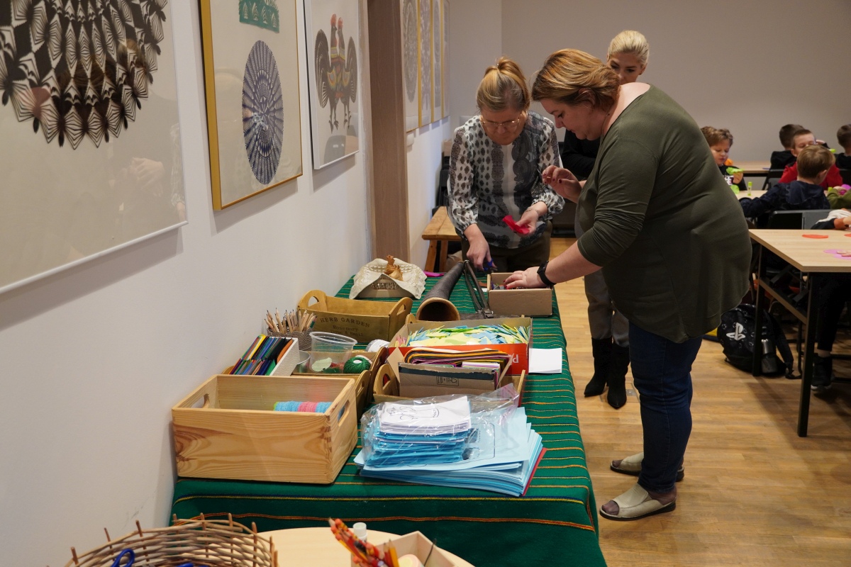 Warsztaty etnograficzne w Muzeum Kultury Kurpiowskiej [28.11.2023] - zdjęcie #36 - eOstroleka.pl