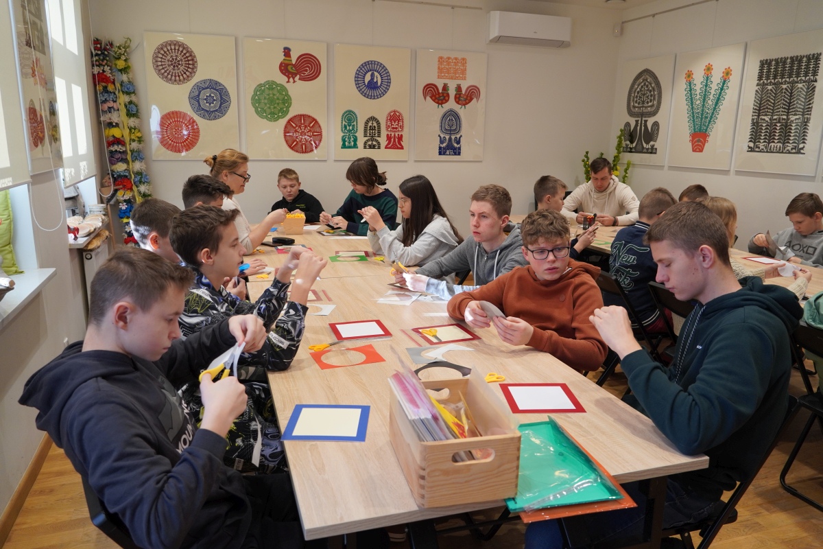 Warsztaty etnograficzne w Muzeum Kultury Kurpiowskiej [28.11.2023] - zdjęcie #20 - eOstroleka.pl