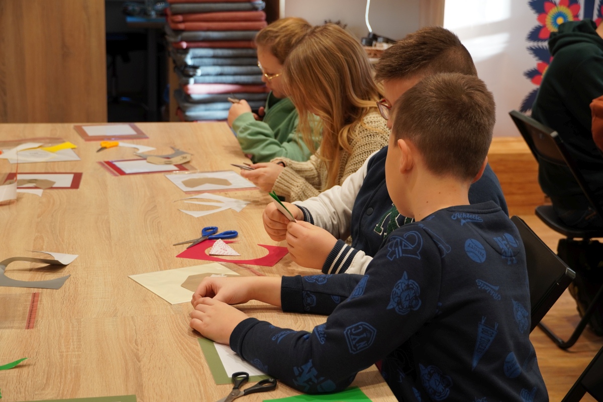 Warsztaty etnograficzne w Muzeum Kultury Kurpiowskiej [28.11.2023] - zdjęcie #3 - eOstroleka.pl