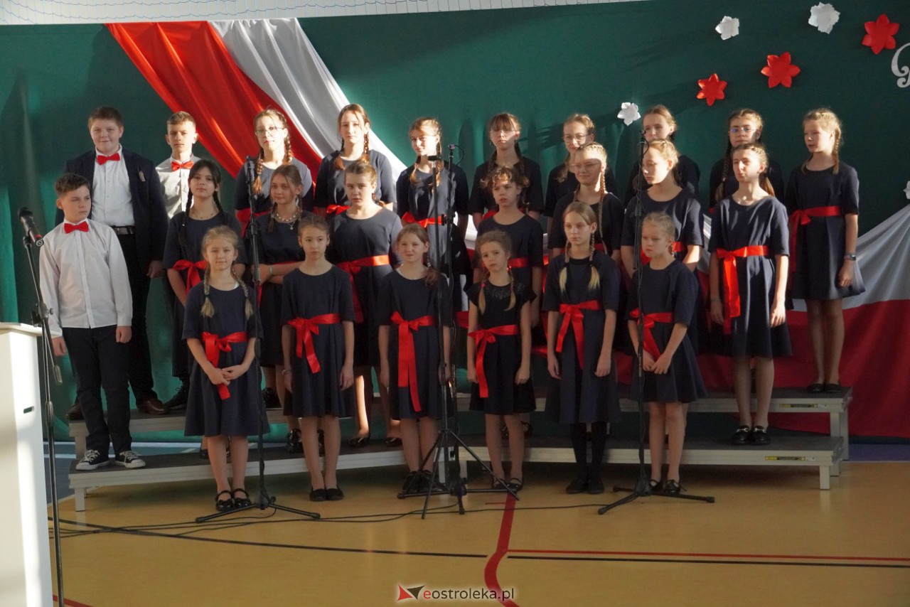 Uroczystość nadania imienia Janusza Korczaka Szkole Podstawowej w Ołdakach [29.11.2023] - zdjęcie #100 - eOstroleka.pl