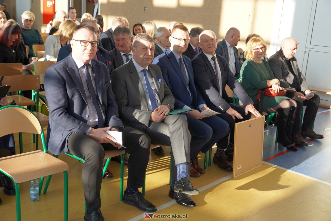 Uroczystość nadania imienia Janusza Korczaka Szkole Podstawowej w Ołdakach [29.11.2023] - zdjęcie #99 - eOstroleka.pl