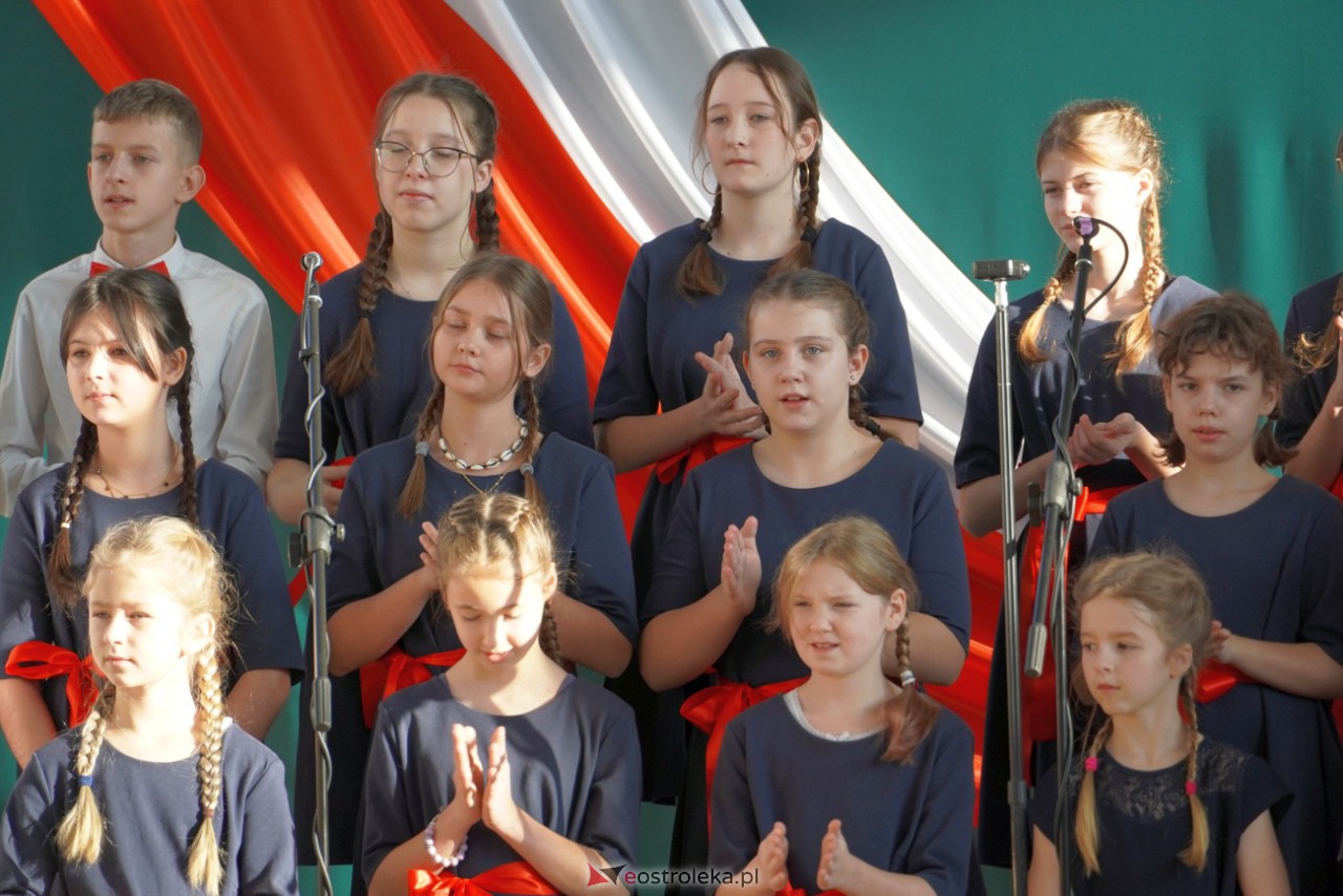 Uroczystość nadania imienia Janusza Korczaka Szkole Podstawowej w Ołdakach [29.11.2023] - zdjęcie #83 - eOstroleka.pl