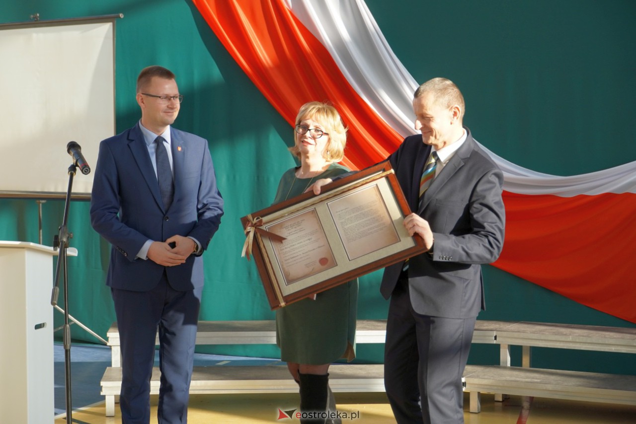 Uroczystość nadania imienia Janusza Korczaka Szkole Podstawowej w Ołdakach [29.11.2023] - zdjęcie #43 - eOstroleka.pl