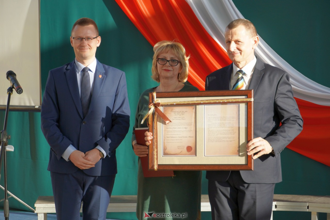 Uroczystość nadania imienia Janusza Korczaka Szkole Podstawowej w Ołdakach [29.11.2023] - zdjęcie #57 - eOstroleka.pl