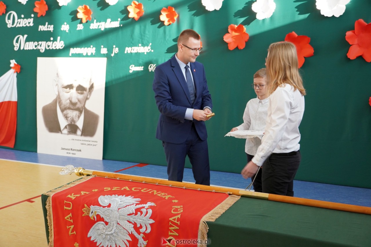 Uroczystość nadania imienia Janusza Korczaka Szkole Podstawowej w Ołdakach [29.11.2023] - zdjęcie #49 - eOstroleka.pl