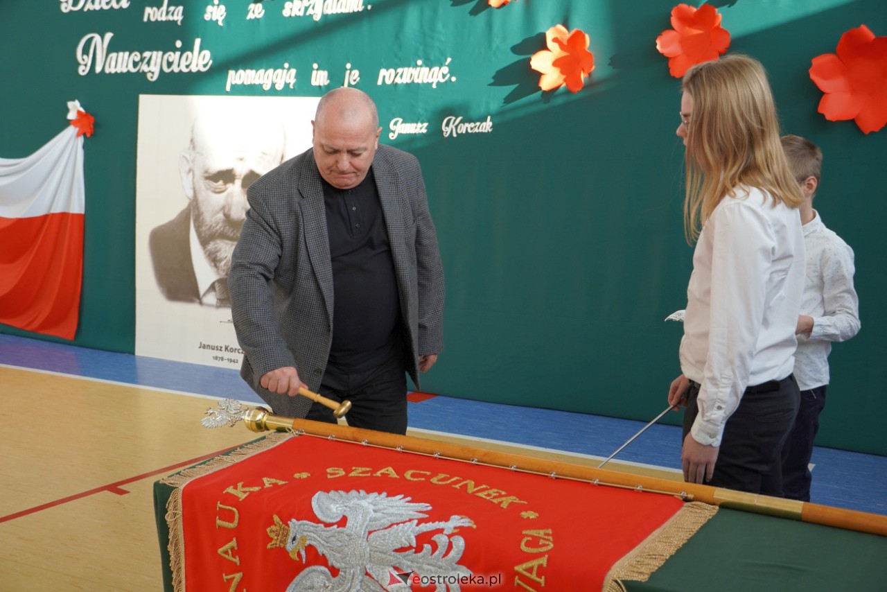 Uroczystość nadania imienia Janusza Korczaka Szkole Podstawowej w Ołdakach [29.11.2023] - zdjęcie #50 - eOstroleka.pl