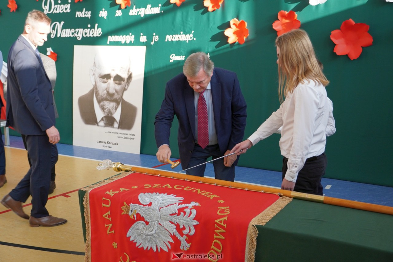 Uroczystość nadania imienia Janusza Korczaka Szkole Podstawowej w Ołdakach [29.11.2023] - zdjęcie #52 - eOstroleka.pl