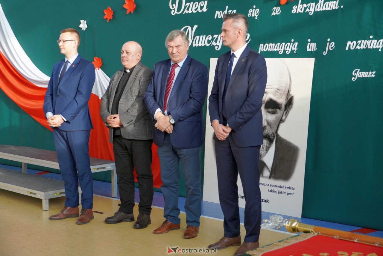 Uroczystość nadania imienia Janusza Korczaka Szkole Podstawowej w Ołdakach [29.11.2023] - zdjęcie #47 - eOstroleka.pl
