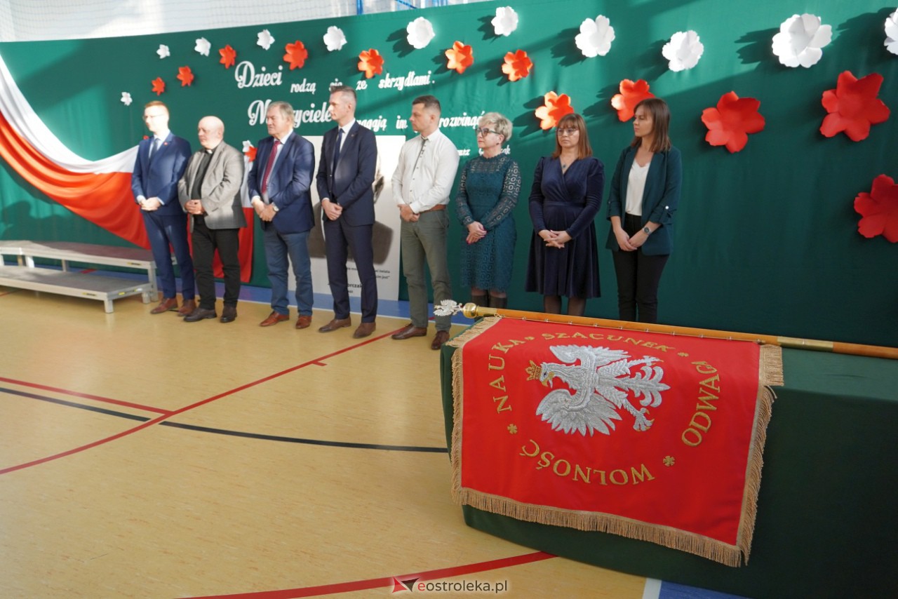 Uroczystość nadania imienia Janusza Korczaka Szkole Podstawowej w Ołdakach [29.11.2023] - zdjęcie #40 - eOstroleka.pl