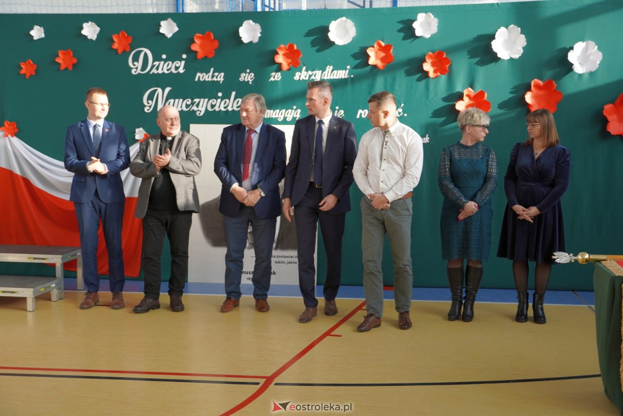 Uroczystość nadania imienia Janusza Korczaka Szkole Podstawowej w Ołdakach [29.11.2023] - zdjęcie #39 - eOstroleka.pl