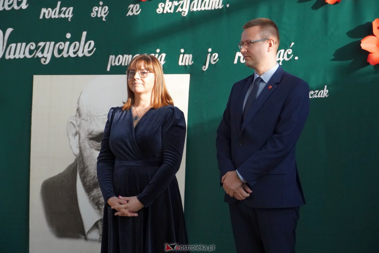 Uroczystość nadania imienia Janusza Korczaka Szkole Podstawowej w Ołdakach [29.11.2023] - zdjęcie #38 - eOstroleka.pl