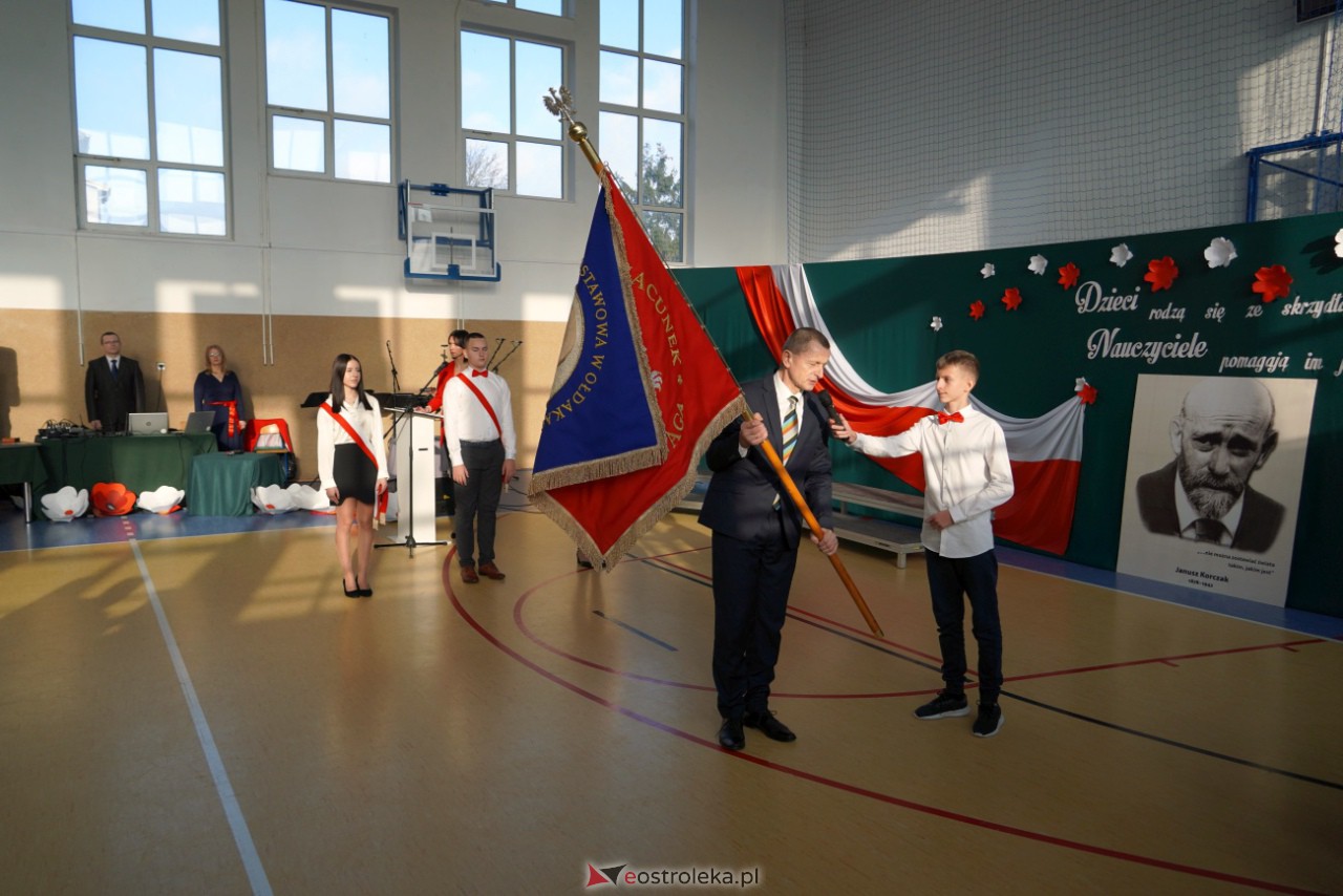Uroczystość nadania imienia Janusza Korczaka Szkole Podstawowej w Ołdakach [29.11.2023] - zdjęcie #32 - eOstroleka.pl