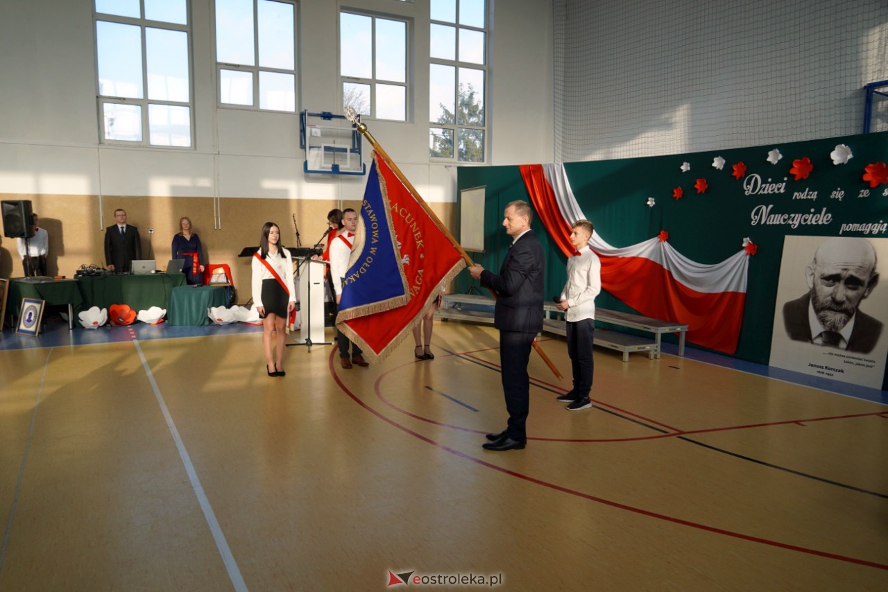Uroczystość nadania imienia Janusza Korczaka Szkole Podstawowej w Ołdakach [29.11.2023] - zdjęcie #30 - eOstroleka.pl