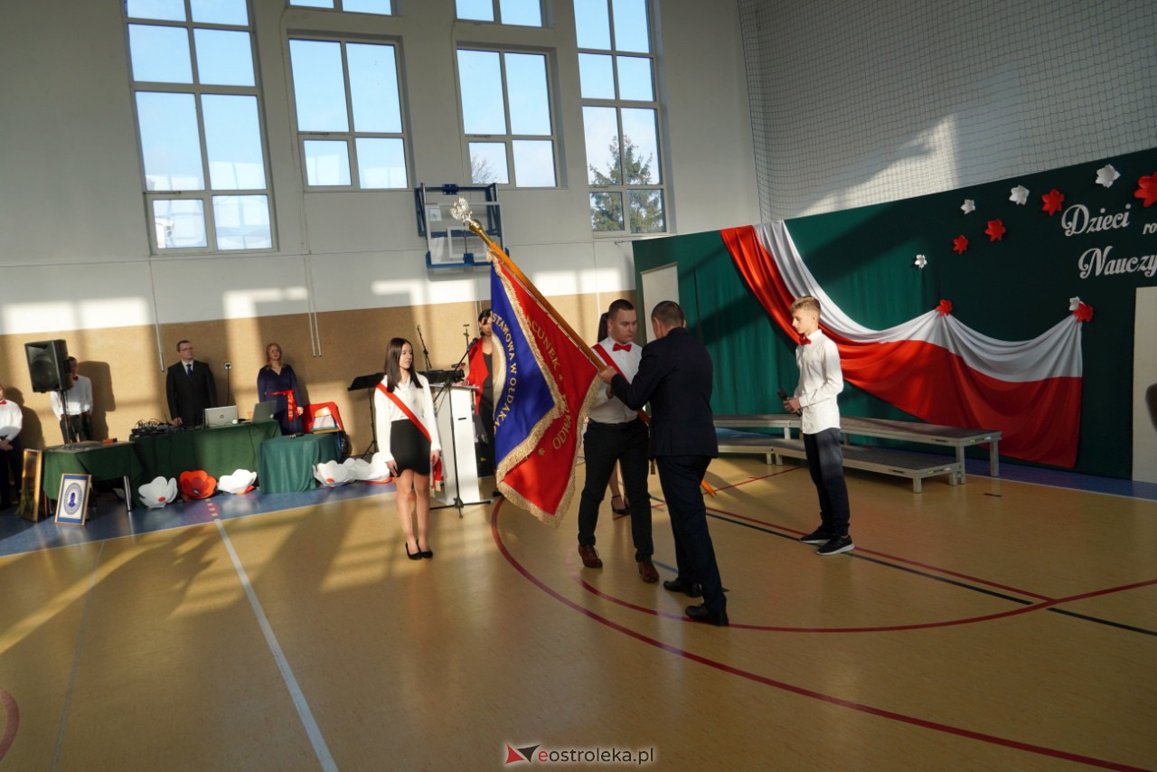 Uroczystość nadania imienia Janusza Korczaka Szkole Podstawowej w Ołdakach [29.11.2023] - zdjęcie #77 - eOstroleka.pl