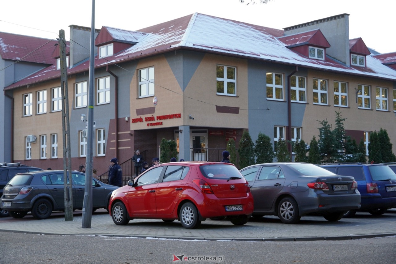 Atak nożownika w ZSP w Kadzidle [29.11.2023] - zdjęcie #42 - eOstroleka.pl
