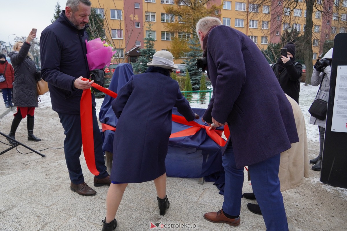 Uroczystość odsłonięcia Pomnika Ławeczki Zofii Niedziałkowskiej [1.12.2023] - zdjęcie #53 - eOstroleka.pl
