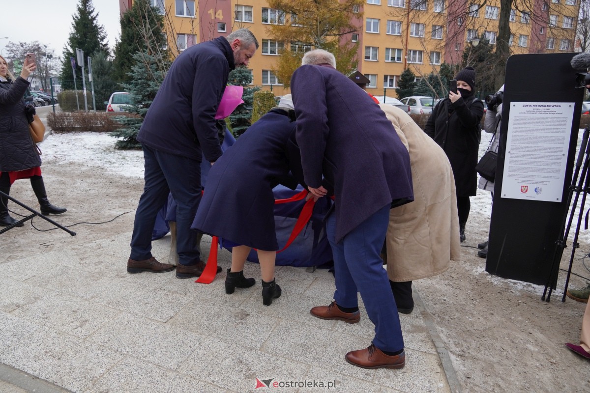 Uroczystość odsłonięcia Pomnika Ławeczki Zofii Niedziałkowskiej [1.12.2023] - zdjęcie #54 - eOstroleka.pl