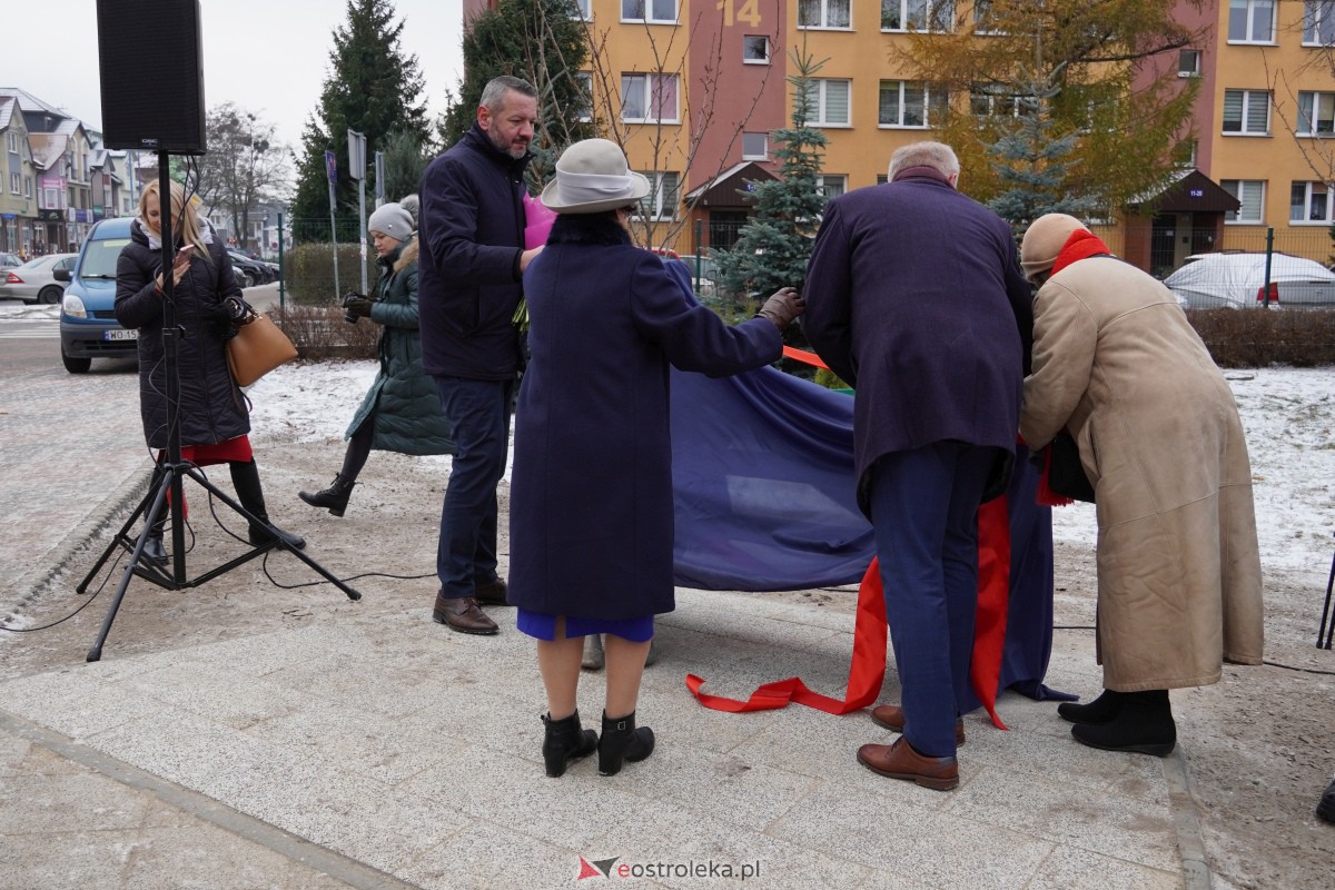 Uroczystość odsłonięcia Pomnika Ławeczki Zofii Niedziałkowskiej [1.12.2023] - zdjęcie #55 - eOstroleka.pl