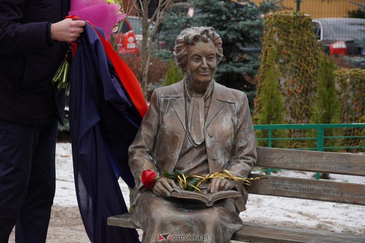 Uroczystość odsłonięcia Pomnika Ławeczki Zofii Niedziałkowskiej [1.12.2023] - zdjęcie #62 - eOstroleka.pl