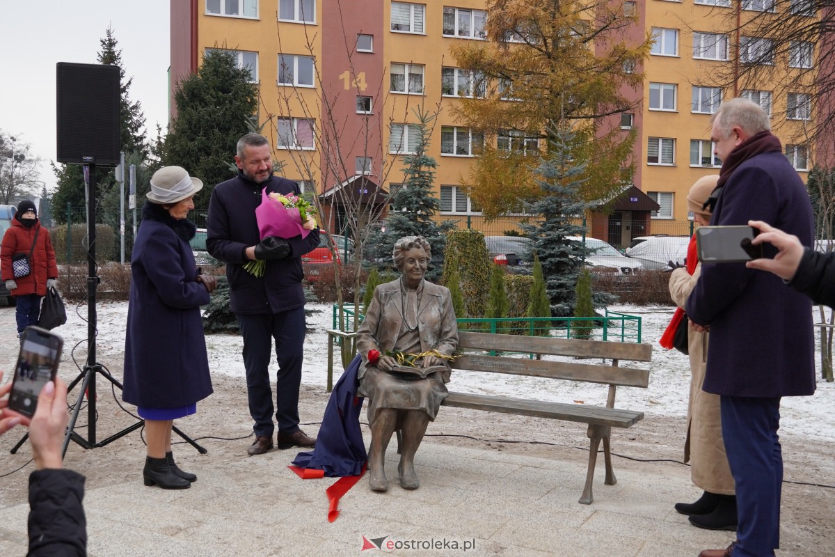 Uroczystość odsłonięcia Pomnika Ławeczki Zofii Niedziałkowskiej [1.12.2023] - zdjęcie #65 - eOstroleka.pl