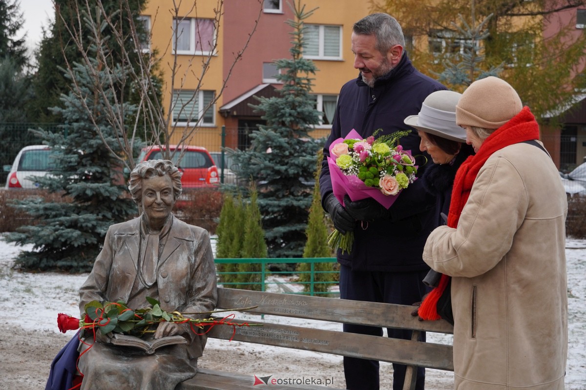 Uroczystość odsłonięcia Pomnika Ławeczki Zofii Niedziałkowskiej [1.12.2023] - zdjęcie #66 - eOstroleka.pl