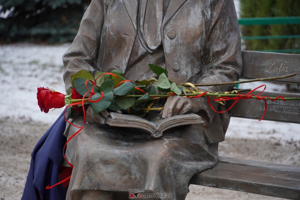 Uroczystość odsłonięcia Pomnika Ławeczki Zofii Niedziałkowskiej [1.12.2023] - zdjęcie #84 - eOstroleka.pl