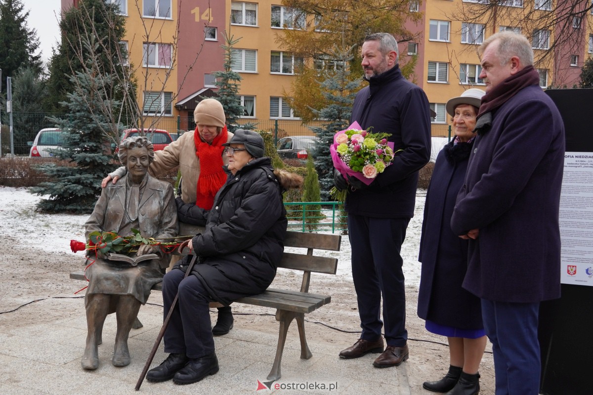 Uroczystość odsłonięcia Pomnika Ławeczki Zofii Niedziałkowskiej [1.12.2023] - zdjęcie #82 - eOstroleka.pl