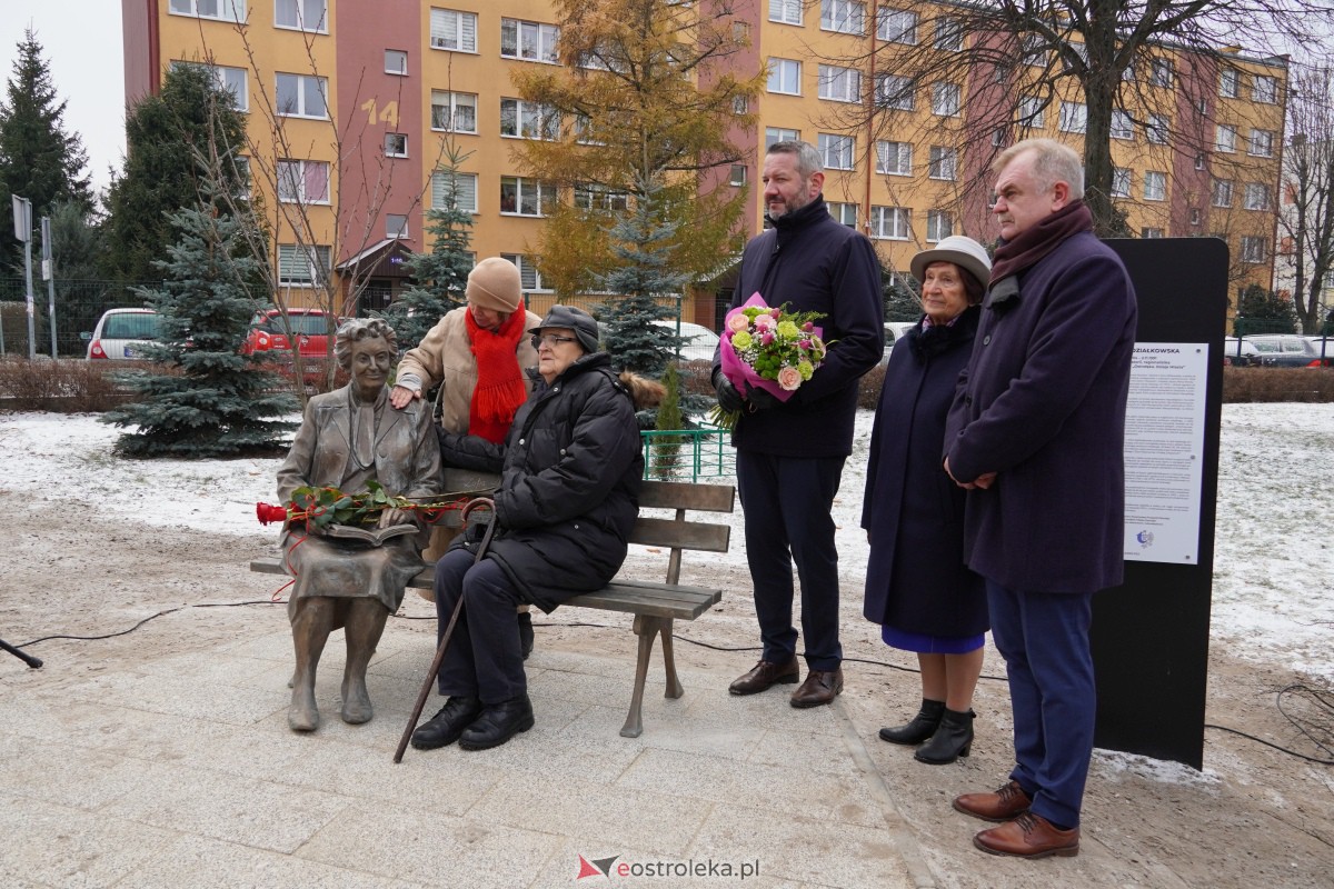 Uroczystość odsłonięcia Pomnika Ławeczki Zofii Niedziałkowskiej [1.12.2023] - zdjęcie #81 - eOstroleka.pl