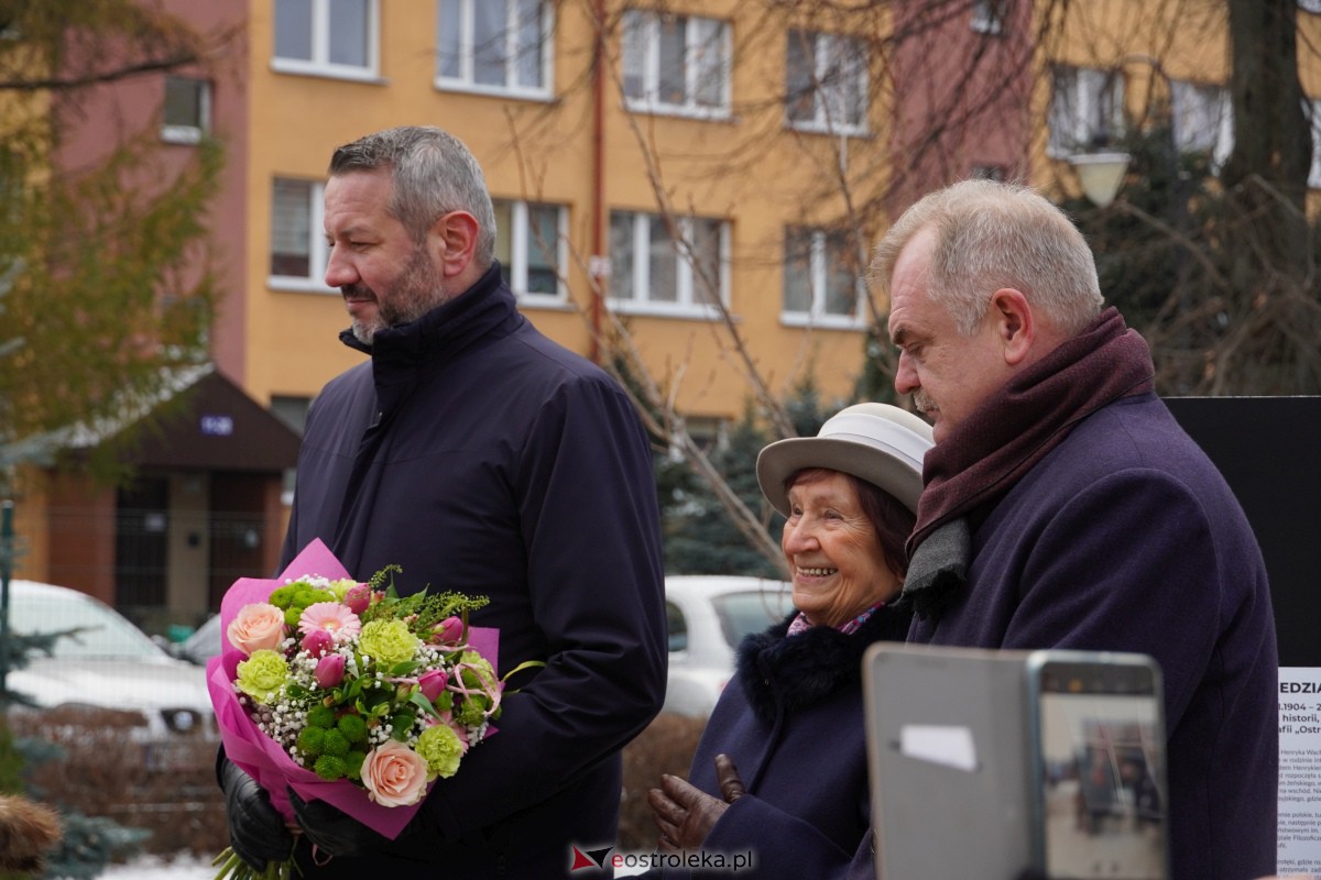 Uroczystość odsłonięcia Pomnika Ławeczki Zofii Niedziałkowskiej [1.12.2023] - zdjęcie #79 - eOstroleka.pl
