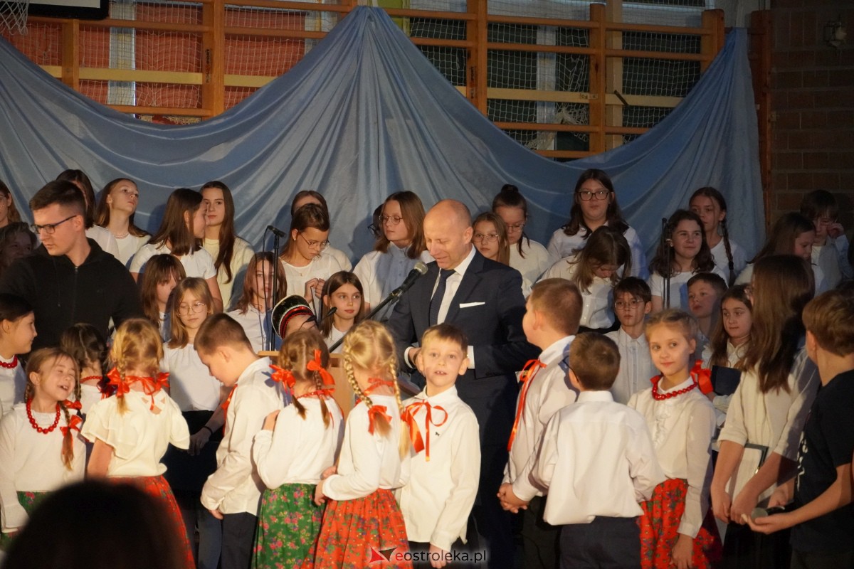 Uroczystość odsłonięcia Pomnika Ławeczki Zofii Niedziałkowskiej [1.12.2023] - zdjęcie #23 - eOstroleka.pl