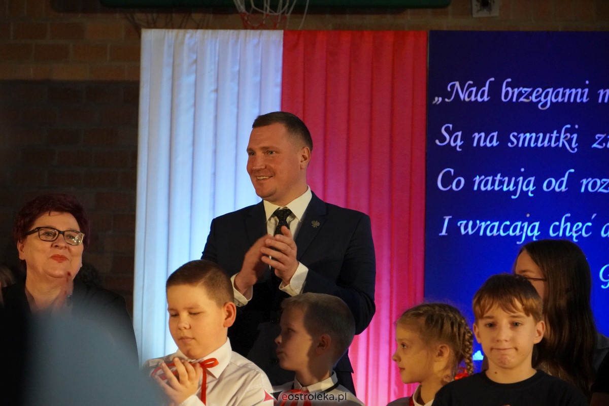 Uroczystość odsłonięcia Pomnika Ławeczki Zofii Niedziałkowskiej [1.12.2023] - zdjęcie #13 - eOstroleka.pl