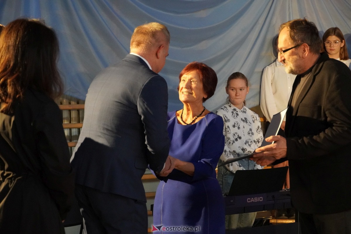 Uroczystość odsłonięcia Pomnika Ławeczki Zofii Niedziałkowskiej [1.12.2023] - zdjęcie #10 - eOstroleka.pl