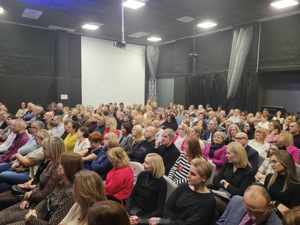 Koncert Kasi Kowalskiej w Ostrołęce [1.12.2023] - zdjęcie #16 - eOstroleka.pl