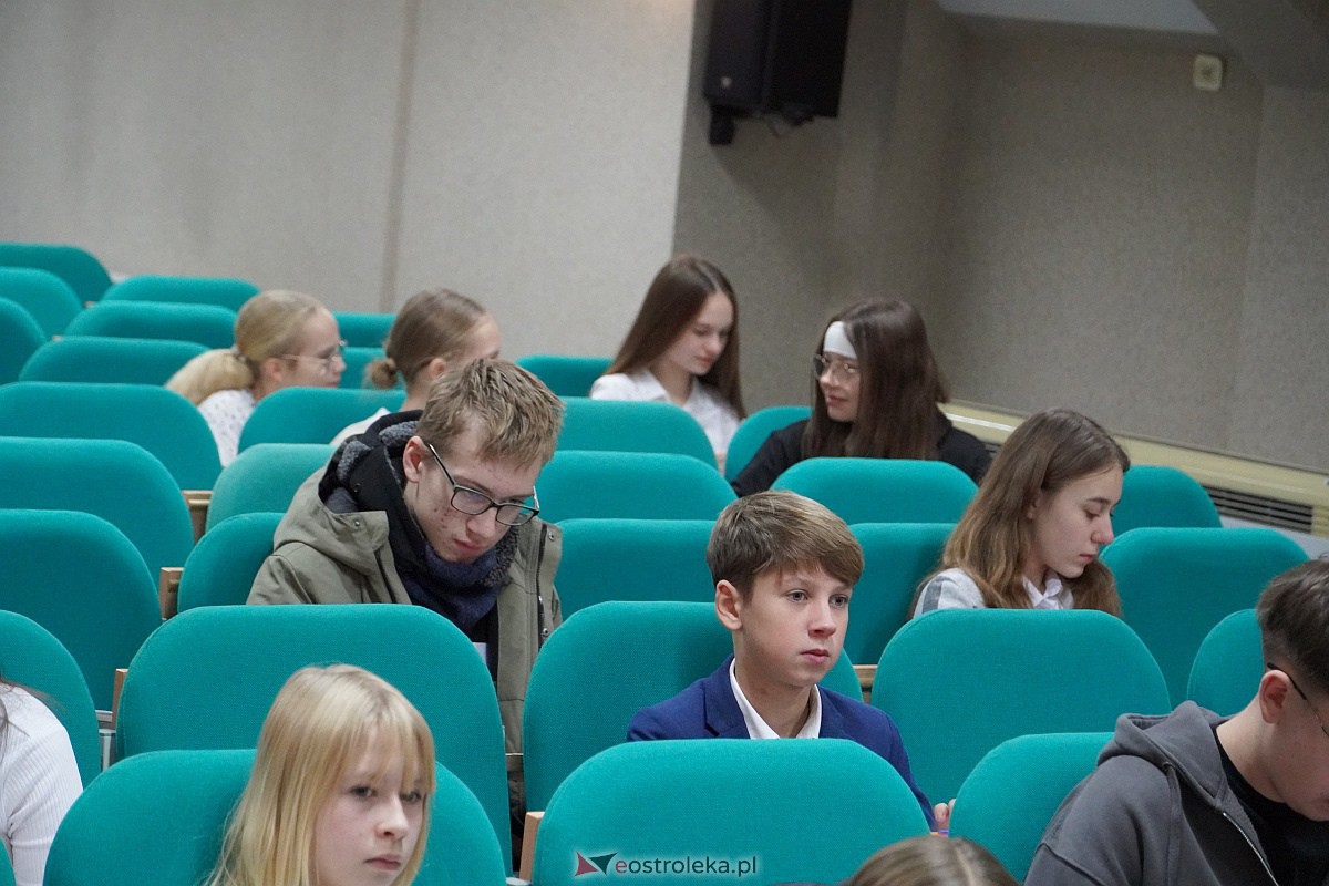Miejskie Dyktando Ortograficzne na 650-lecie Ostrołęki zorganizowane przez ZHP [2.12.2023] - zdjęcie #124 - eOstroleka.pl