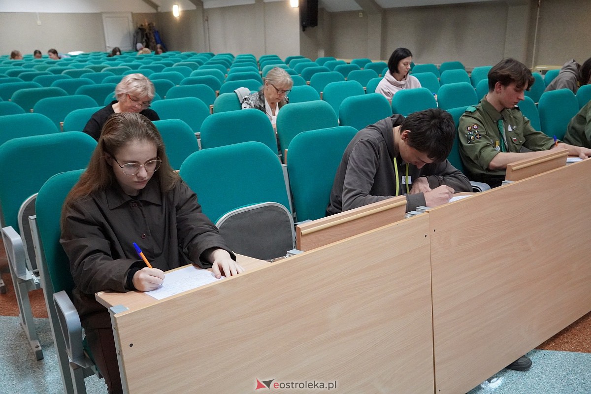 Miejskie Dyktando Ortograficzne na 650-lecie Ostrołęki zorganizowane przez ZHP [2.12.2023] - zdjęcie #77 - eOstroleka.pl