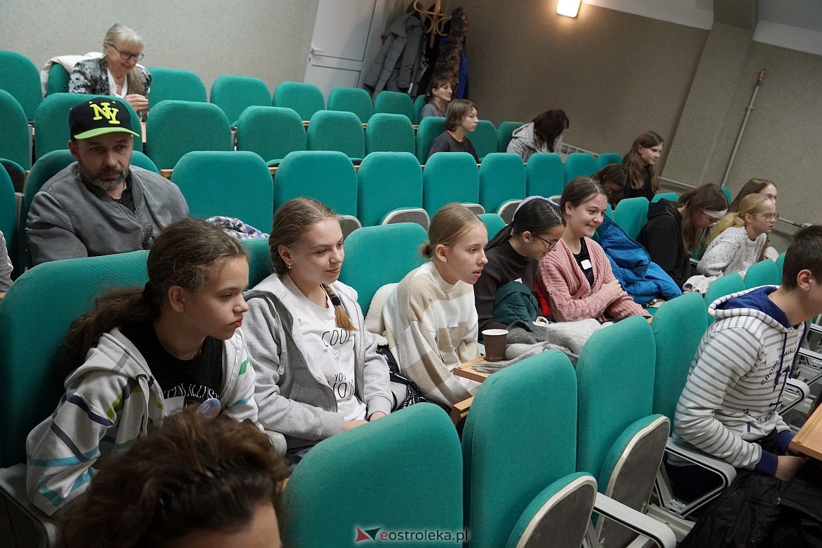 Miejskie Dyktando Ortograficzne na 650-lecie Ostrołęki zorganizowane przez ZHP [2.12.2023] - zdjęcie #76 - eOstroleka.pl