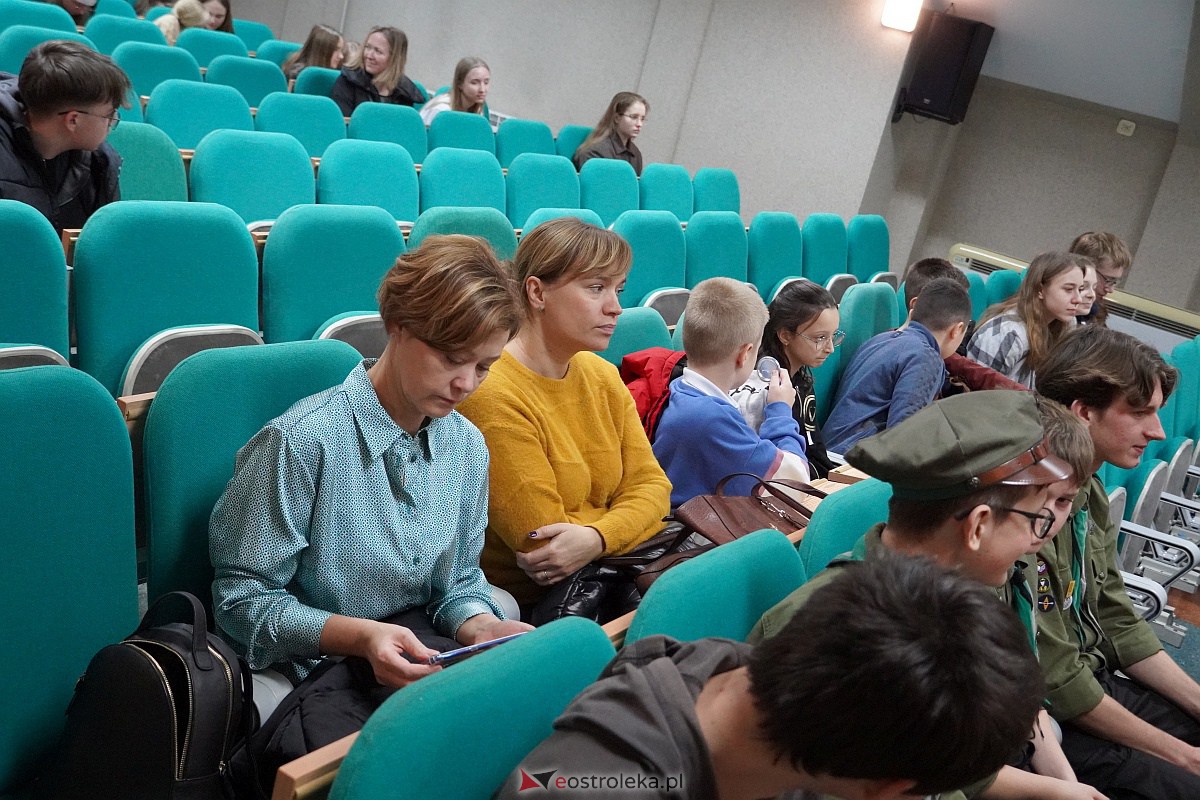 Miejskie Dyktando Ortograficzne na 650-lecie Ostrołęki zorganizowane przez ZHP [2.12.2023] - zdjęcie #74 - eOstroleka.pl