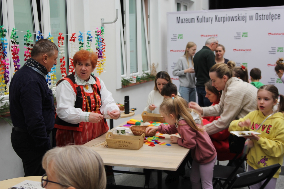 Warsztaty świąteczne w Muzeum Kultury Kurpiowskiej [03.12.2023] - zdjęcie #34 - eOstroleka.pl