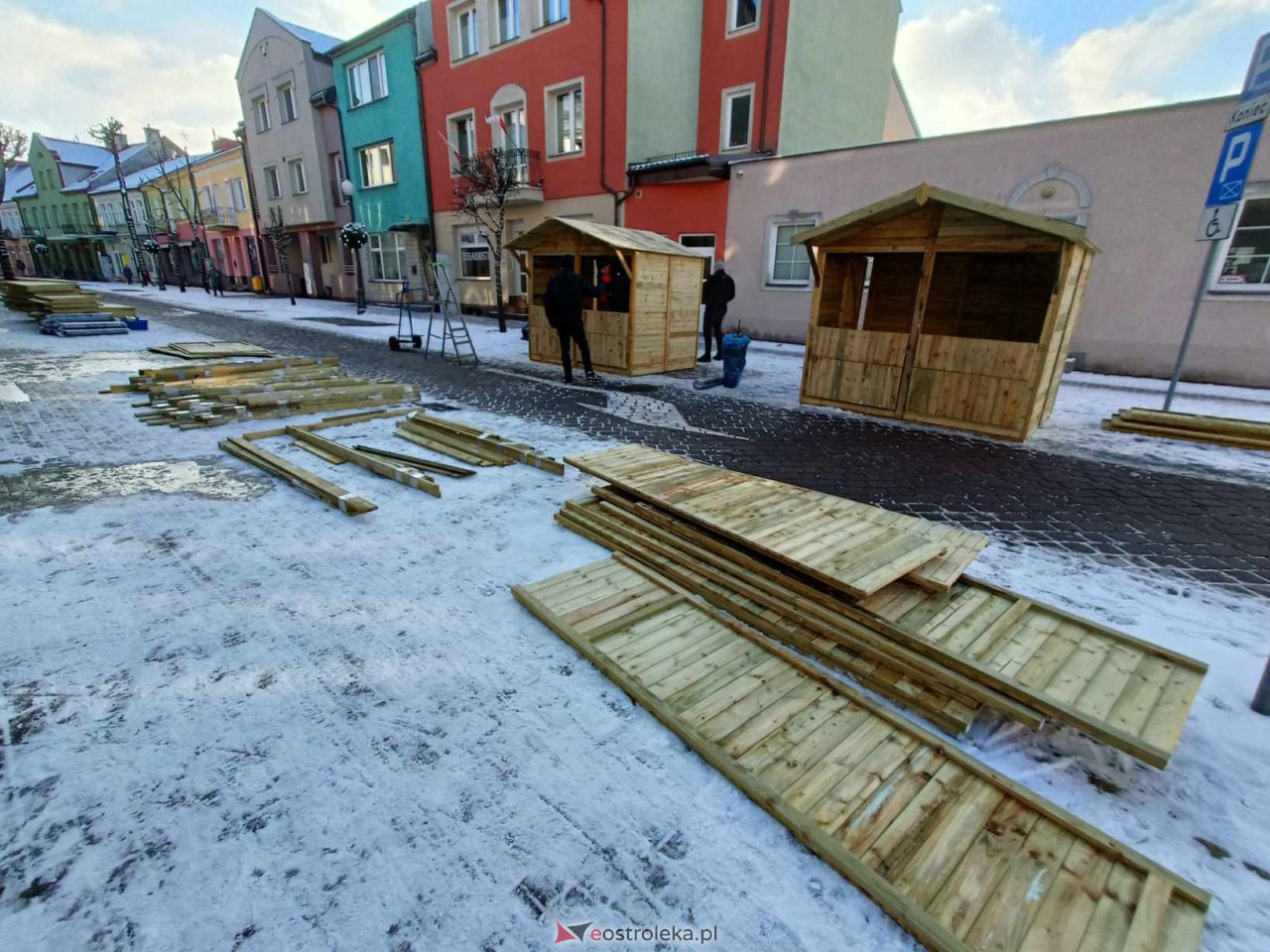 Świąteczne miasteczko w Ostrołęce. Ruszyły przygotowania do Kurpiowskiego Jarmarku Bożonarodzeniowego [03.12.2023] - zdjęcie #15 - eOstroleka.pl