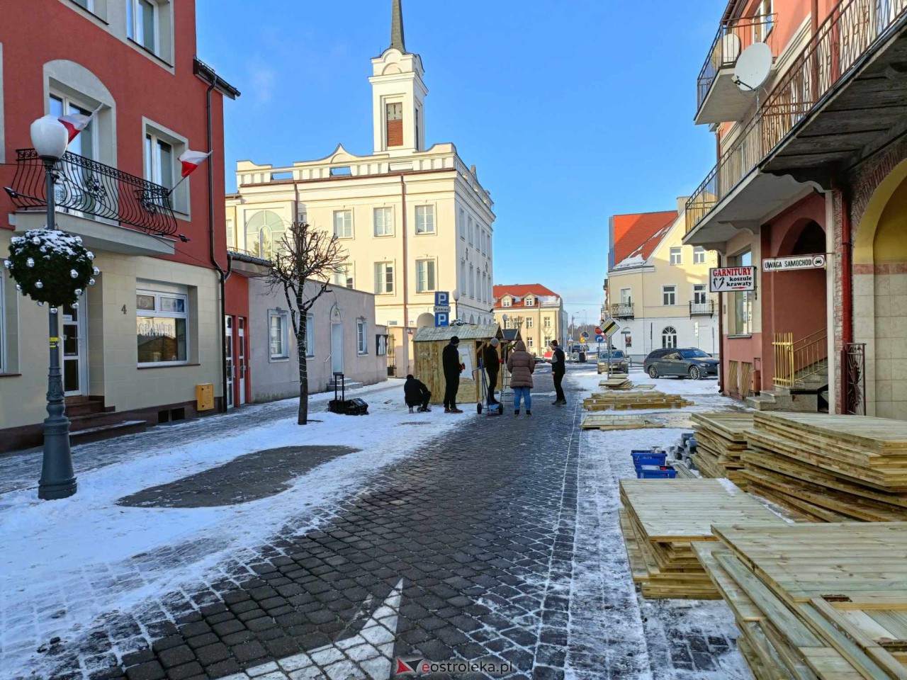 Świąteczne miasteczko w Ostrołęce. Ruszyły przygotowania do Kurpiowskiego Jarmarku Bożonarodzeniowego [03.12.2023] - zdjęcie #13 - eOstroleka.pl