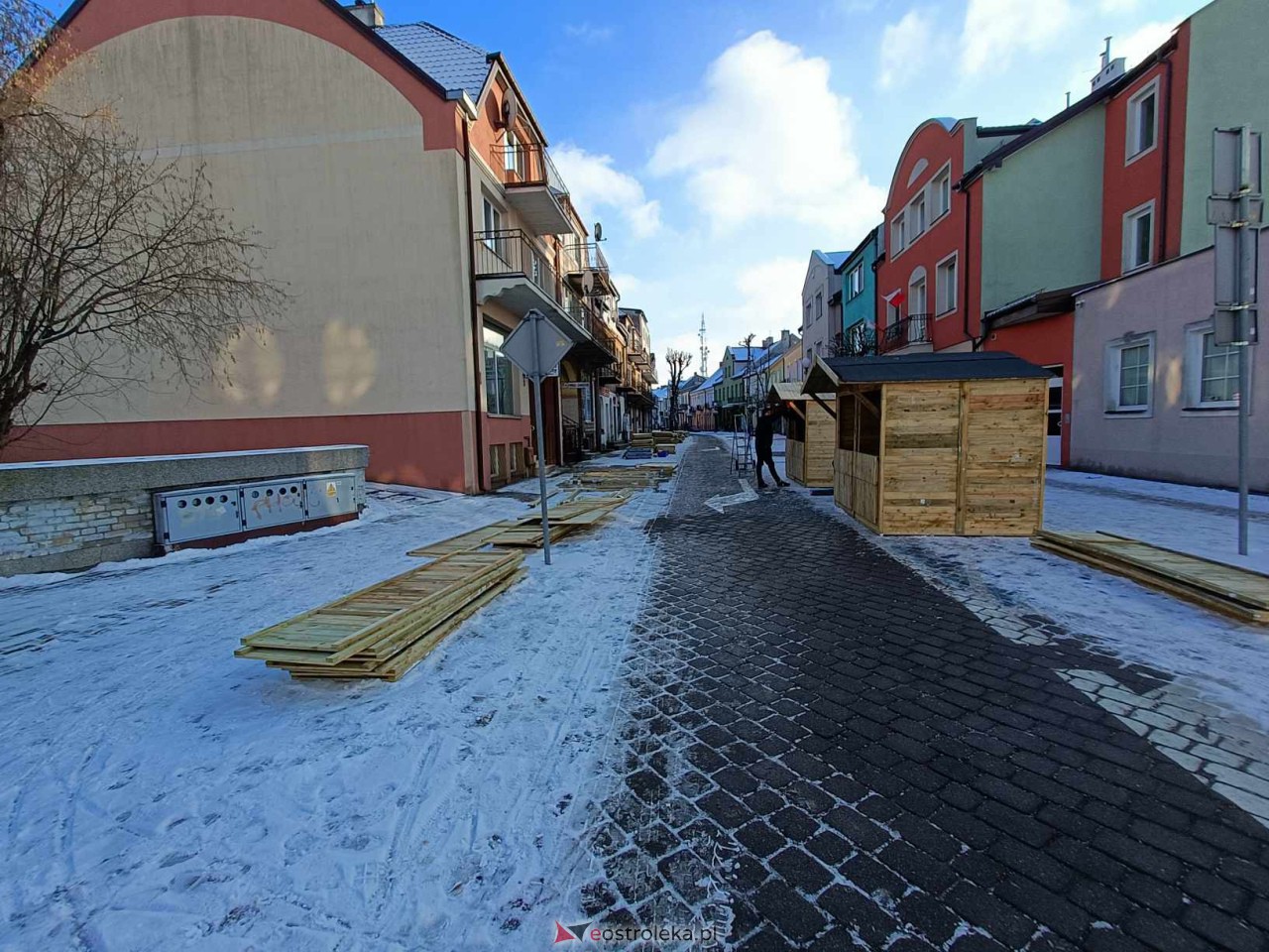 Świąteczne miasteczko w Ostrołęce. Ruszyły przygotowania do Kurpiowskiego Jarmarku Bożonarodzeniowego [03.12.2023] - zdjęcie #11 - eOstroleka.pl