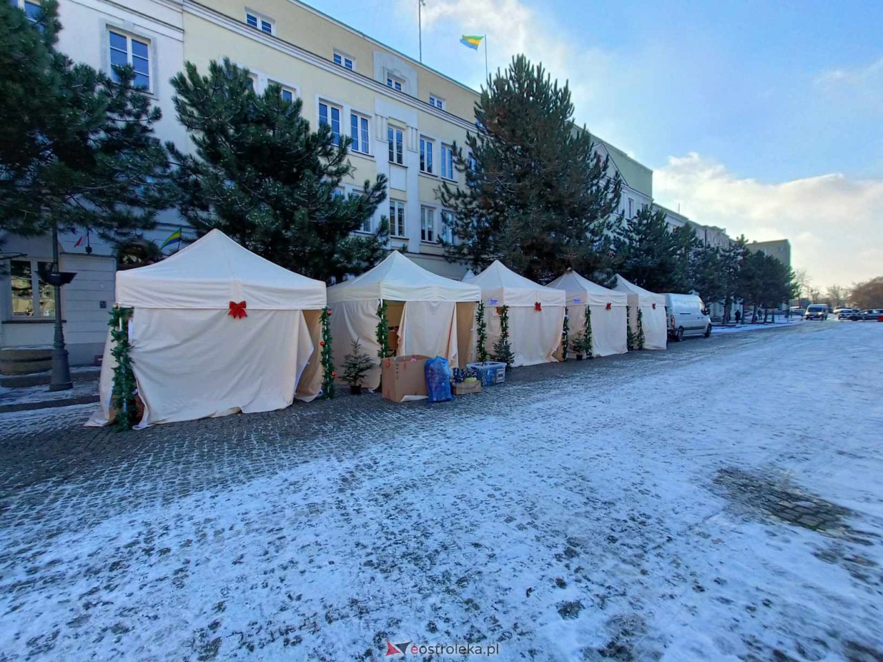 Świąteczne miasteczko w Ostrołęce. Ruszyły przygotowania do Kurpiowskiego Jarmarku Bożonarodzeniowego [03.12.2023] - zdjęcie #10 - eOstroleka.pl