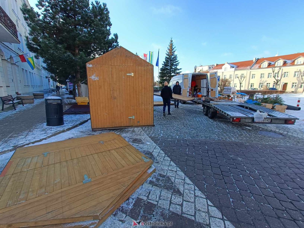 Świąteczne miasteczko w Ostrołęce. Ruszyły przygotowania do Kurpiowskiego Jarmarku Bożonarodzeniowego [03.12.2023] - zdjęcie #9 - eOstroleka.pl
