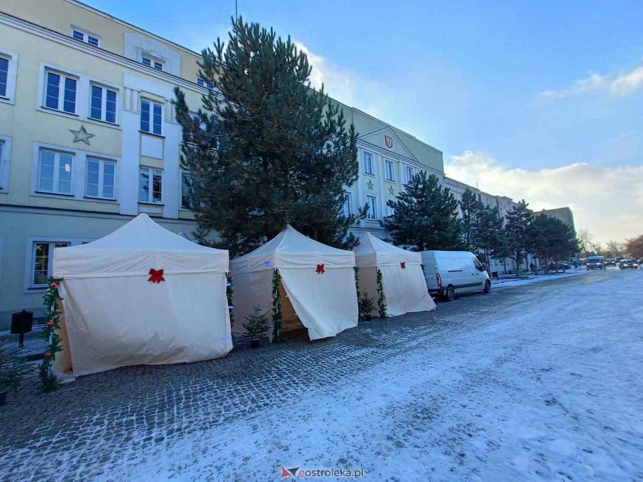 Świąteczne miasteczko w Ostrołęce. Ruszyły przygotowania do Kurpiowskiego Jarmarku Bożonarodzeniowego [03.12.2023] - zdjęcie #6 - eOstroleka.pl