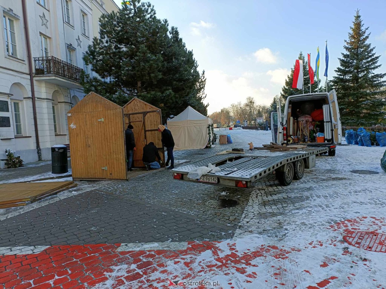 Świąteczne miasteczko w Ostrołęce. Ruszyły przygotowania do Kurpiowskiego Jarmarku Bożonarodzeniowego [03.12.2023] - zdjęcie #4 - eOstroleka.pl