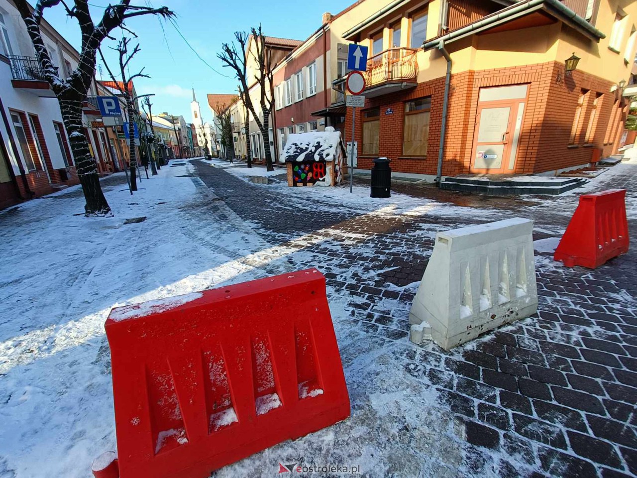 Świąteczne miasteczko w Ostrołęce. Ruszyły przygotowania do Kurpiowskiego Jarmarku Bożonarodzeniowego [03.12.2023] - zdjęcie #2 - eOstroleka.pl