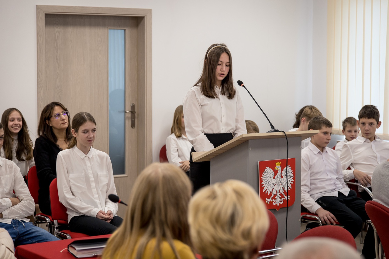 Młodzież ze Szkoły Podstawowej w Lelisie na Sesji Rady Gminy [5.12.2023] - zdjęcie #16 - eOstroleka.pl
