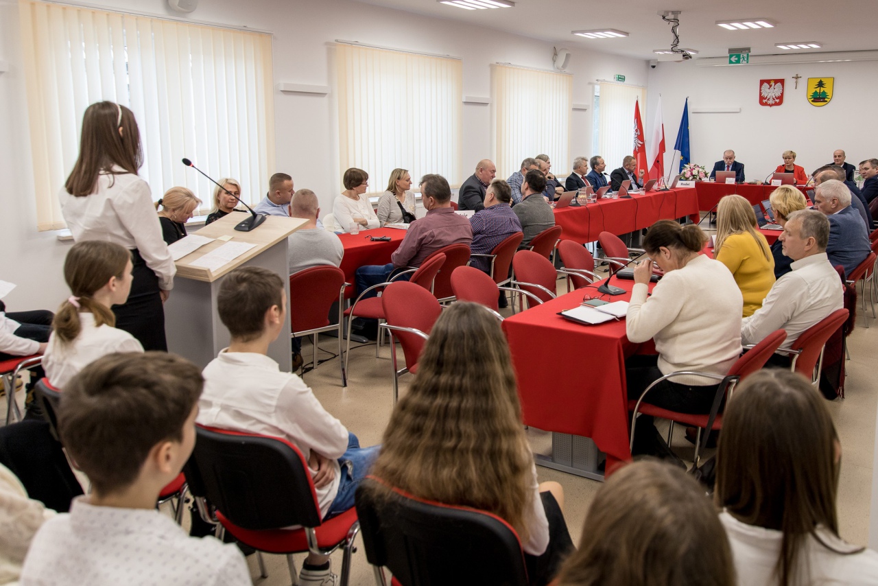 Młodzież ze Szkoły Podstawowej w Lelisie na Sesji Rady Gminy [5.12.2023] - zdjęcie #12 - eOstroleka.pl