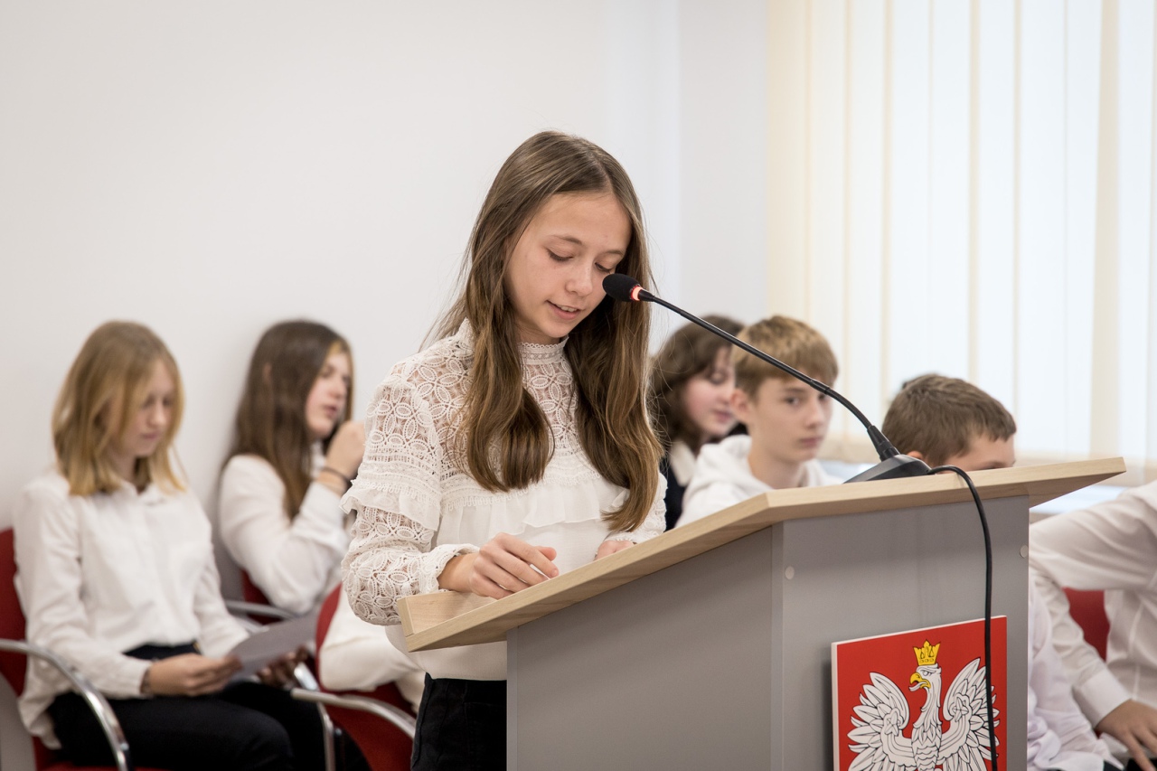 Młodzież ze Szkoły Podstawowej w Lelisie na Sesji Rady Gminy [5.12.2023] - zdjęcie #2 - eOstroleka.pl